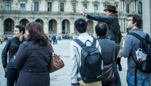 Joueurs à la recherches d'indices pendant une chasse au trésor au musée du Louvre à Paris