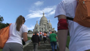 Participants montent en direction du Sacré Coeur pendant un team building à Paris dans le quartier de Montmartre