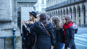 Participants cherchent des indices dans les rues de Paris dans le quartier de Vendôme, pendant un team building