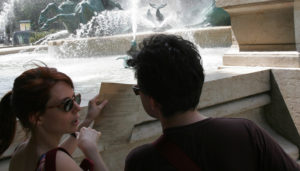 Participants recherchent un indice autour d'une fontaine pendant un team building à Paris