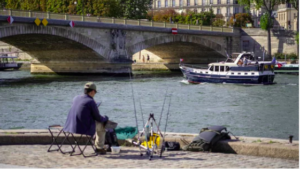Comédien joue le rôle d'un pécheur sur la Seine pendant un team building à Paris
