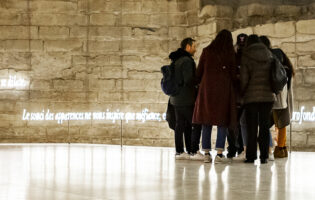 Participants rassemblés au Louvre pour un escape Game mobile