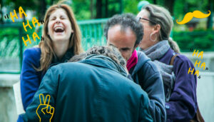 Participants ayant un fou rire pendant un team building amusant sur le thème des Jeux Olympiques à Paris 