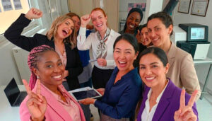 participantes heureuse de leur réussite de mission IA sur tablette