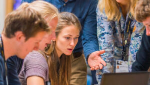 participants réfléchissant aux dilemmes posés par l'IA